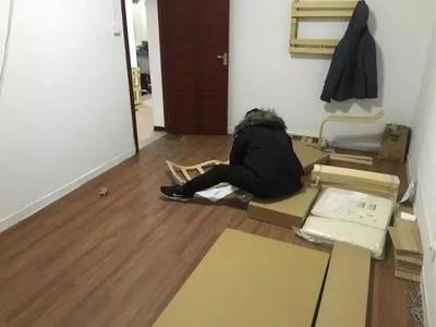 理工男花4800元改造出租房，房東欲嫁女，家具安裝成佳話